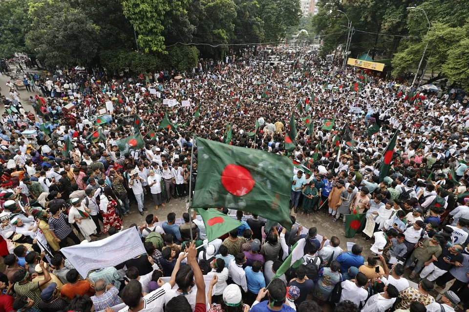 জাতীয় পতাকা, প্ল্যাকার্ড ও ব্যানার হাতে ‘শহীদি মার্চ’ শুরু